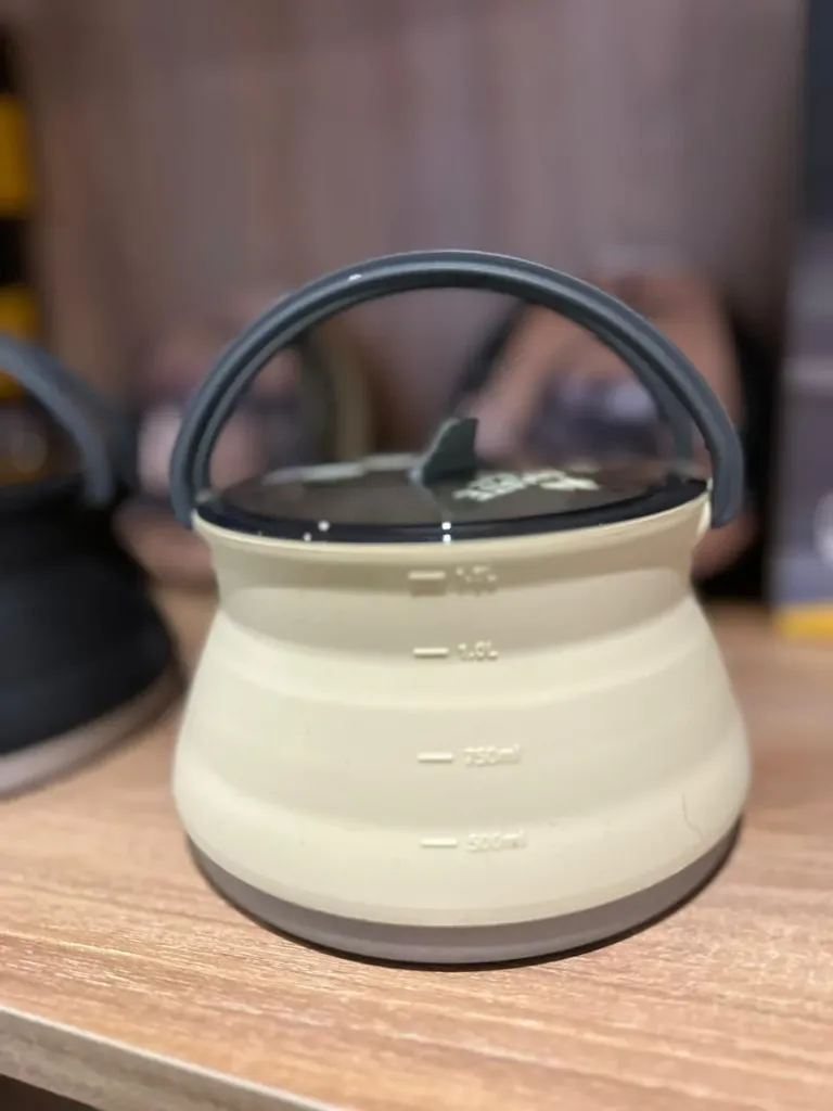 Pava plegable 1.2L de silicona con tapa - ARENA